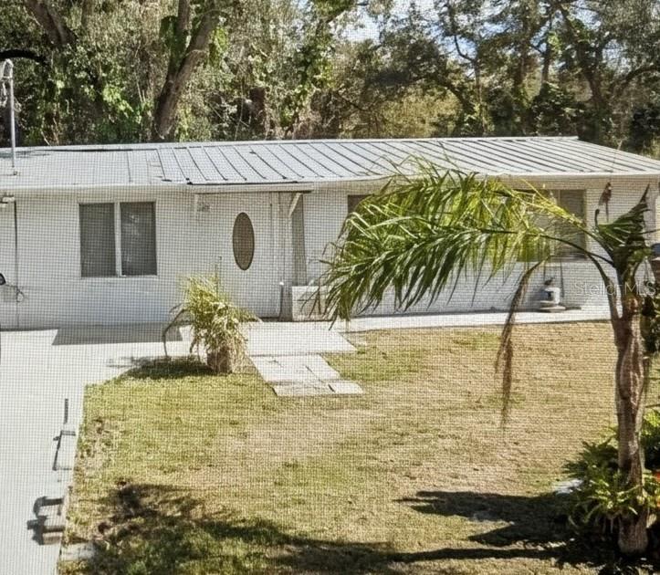 Partially furnished apartment in an excellent location. Water, electricity, Internet, and camera surveillance of common areas are included with the rent. Walking distance to the Linx bus stop. Major retailers like Walmart and shopping at The Loop are a short drive away.