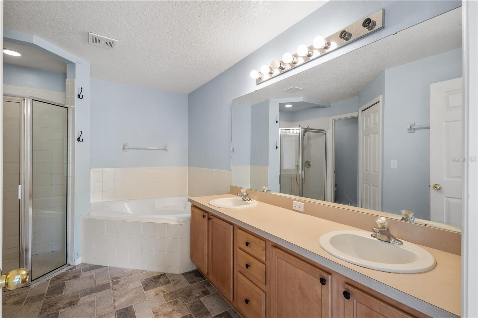 CHELSEA OAKS - Residential