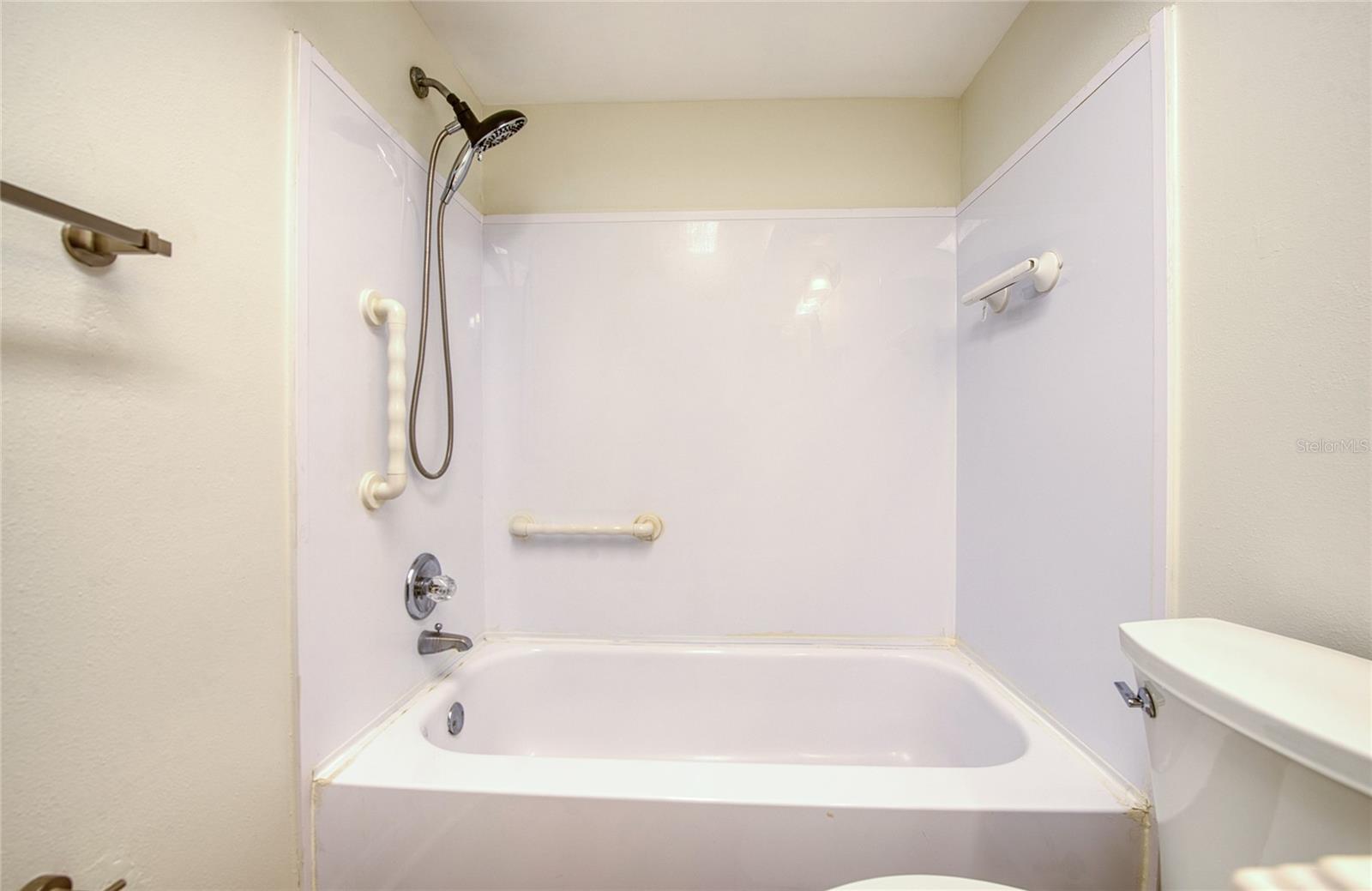 TWIN OAKS APTS - Residential