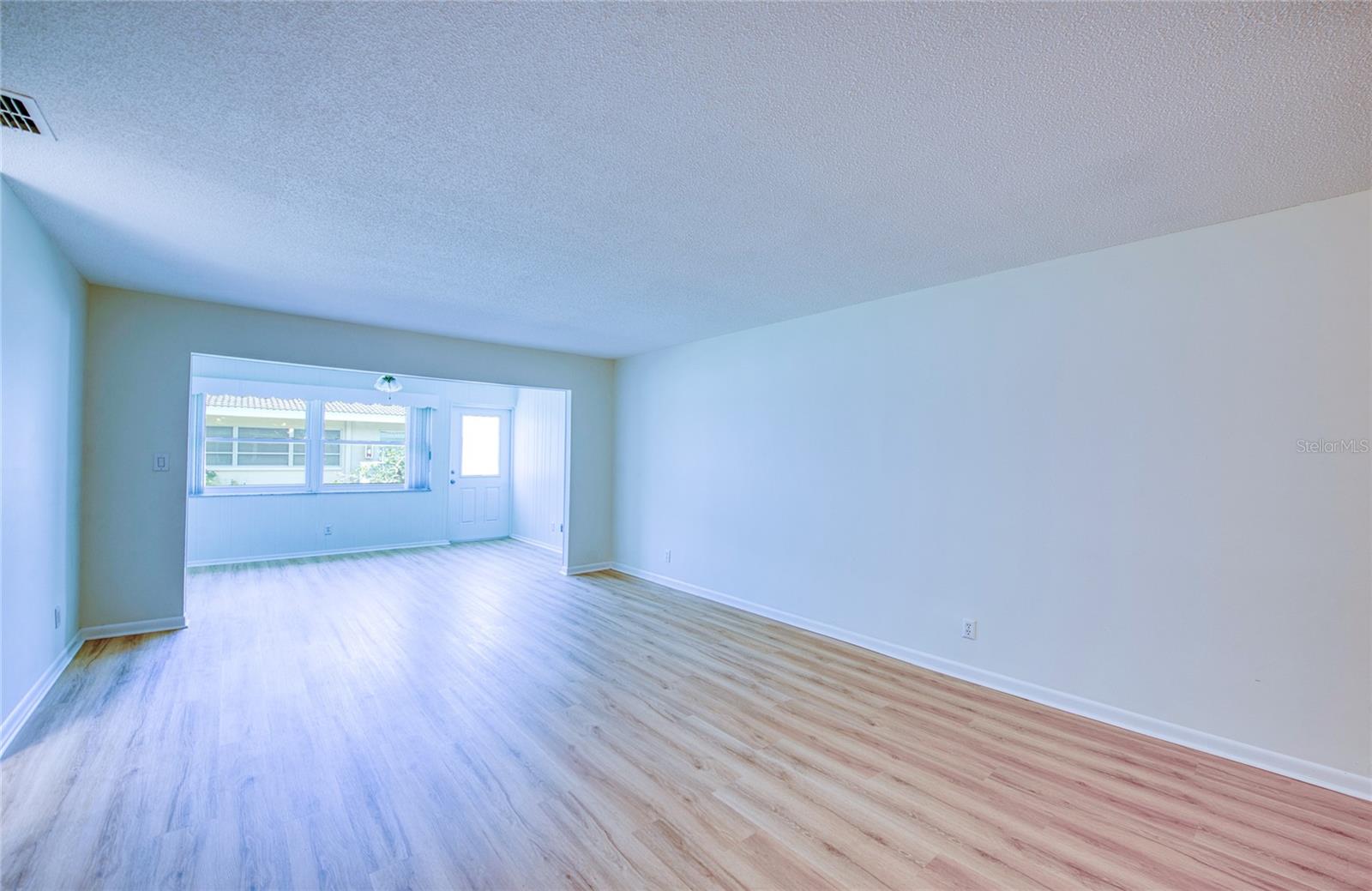 TWIN OAKS APTS - Residential
