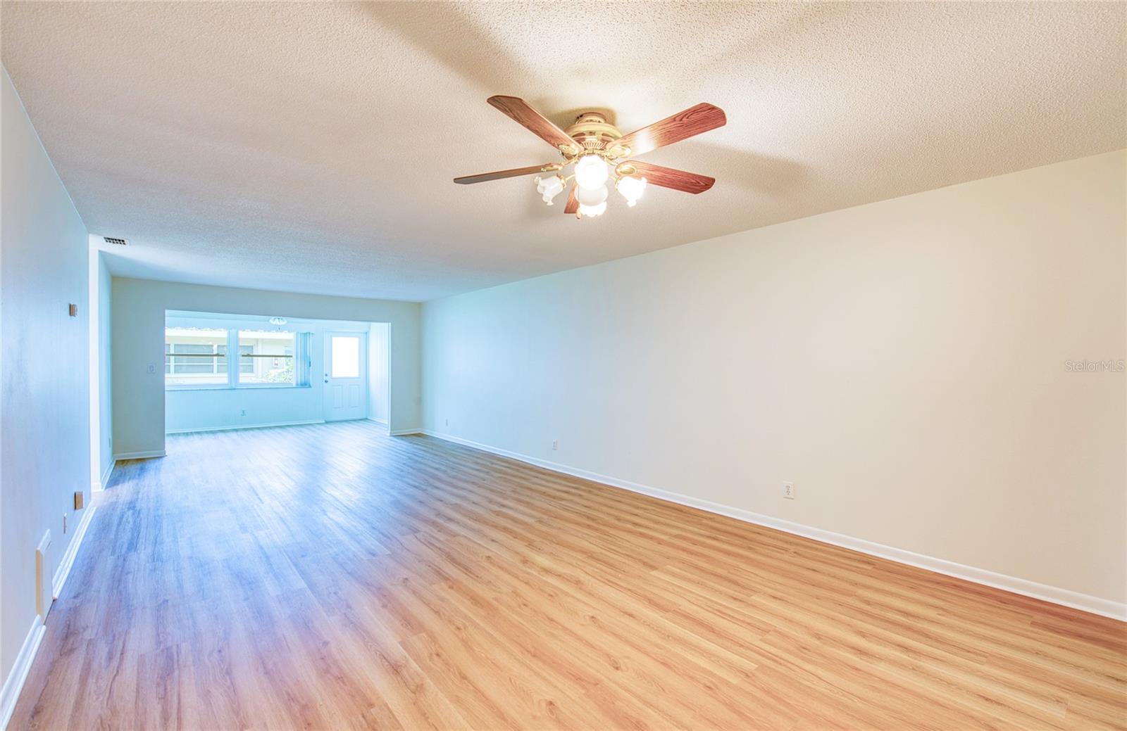TWIN OAKS APTS - Residential