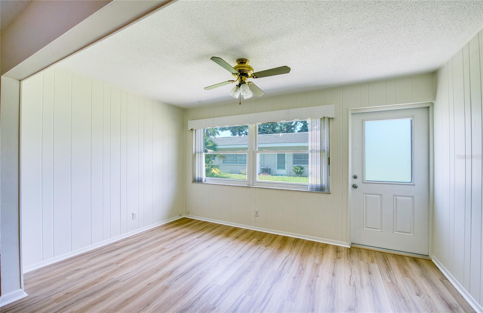 TWIN OAKS APTS - Residential