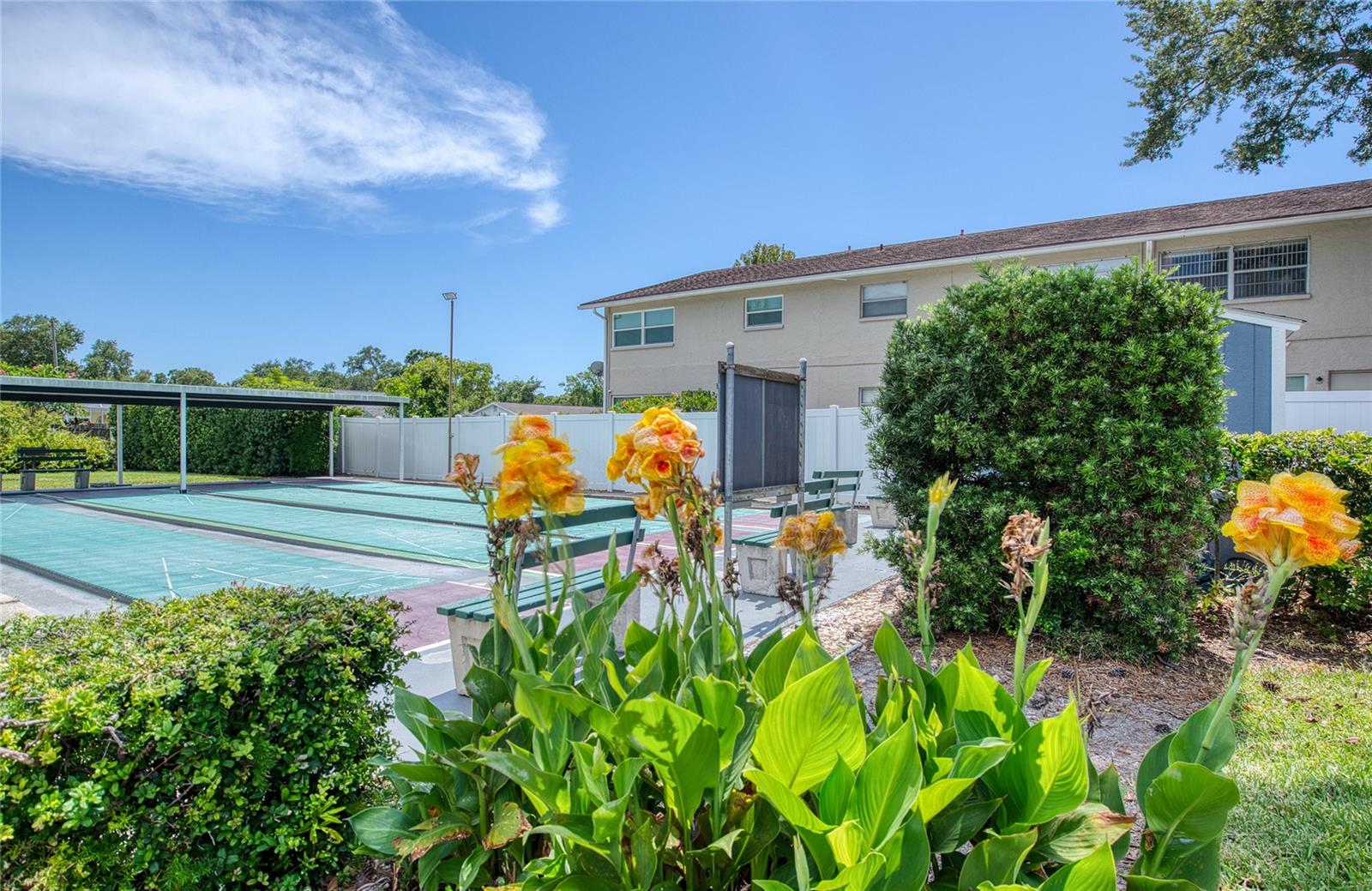 TWIN OAKS APTS - Residential