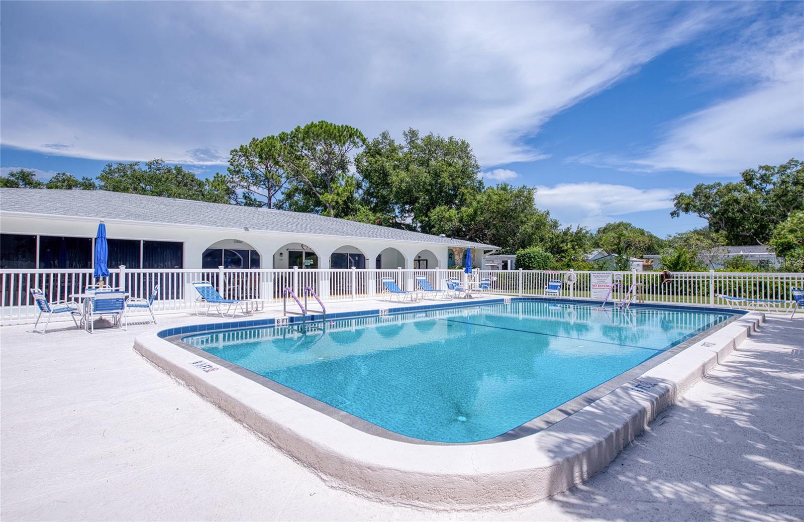 TWIN OAKS APTS - Residential