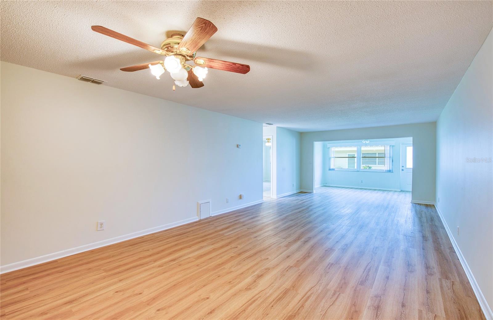 TWIN OAKS APTS - Residential