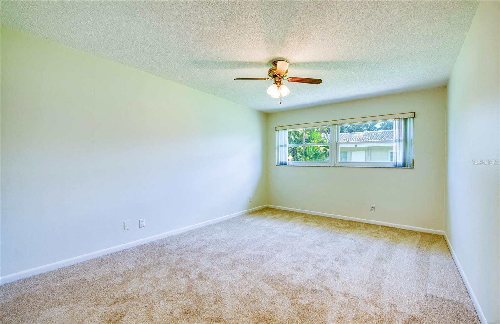 TWIN OAKS APTS - Residential