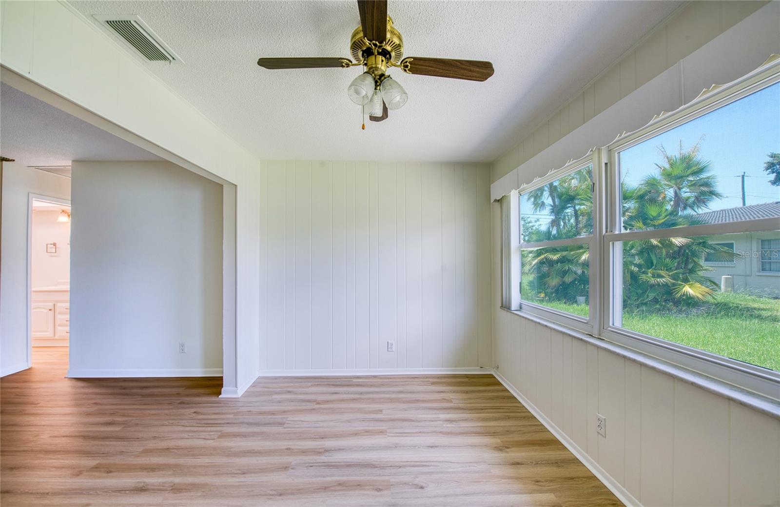 TWIN OAKS APTS - Residential