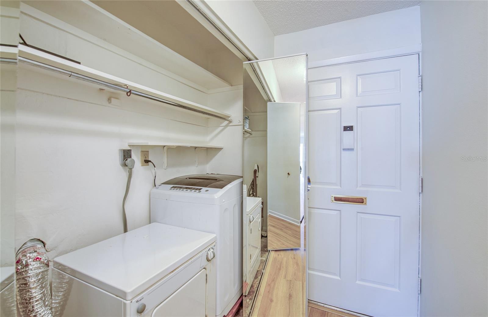 TWIN OAKS APTS - Residential
