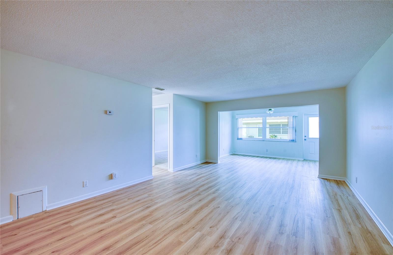 TWIN OAKS APTS - Residential