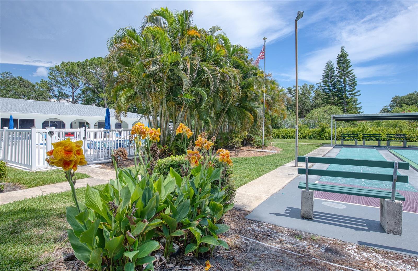 TWIN OAKS APTS - Residential