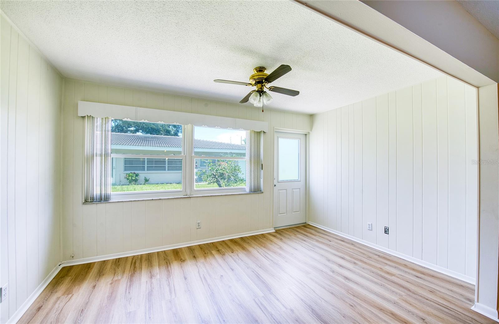 TWIN OAKS APTS - Residential
