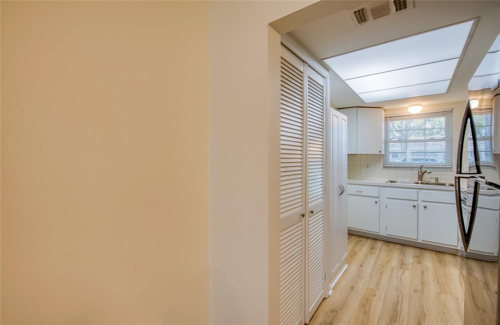TWIN OAKS APTS - Residential