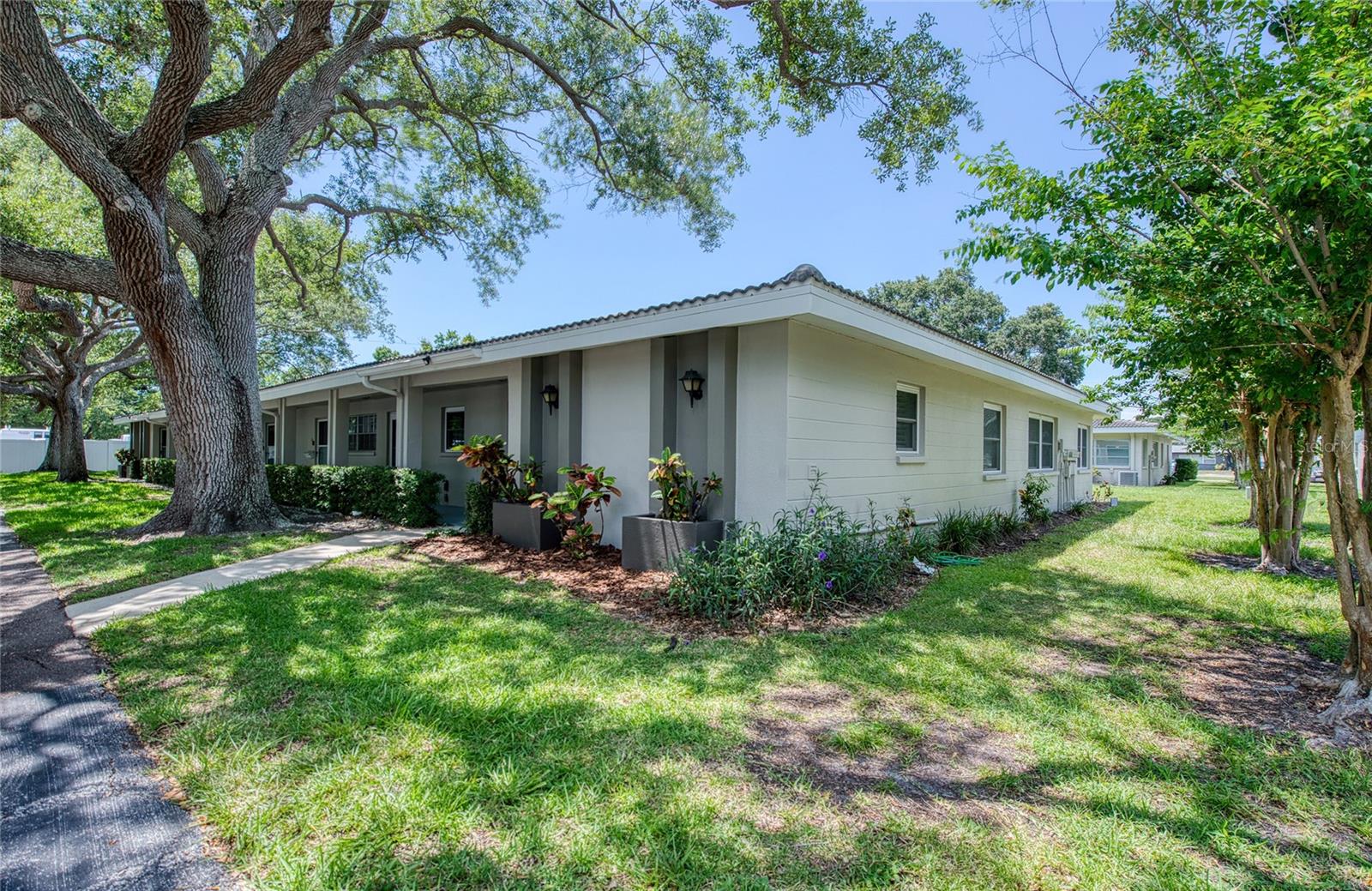 TWIN OAKS APTS - Residential