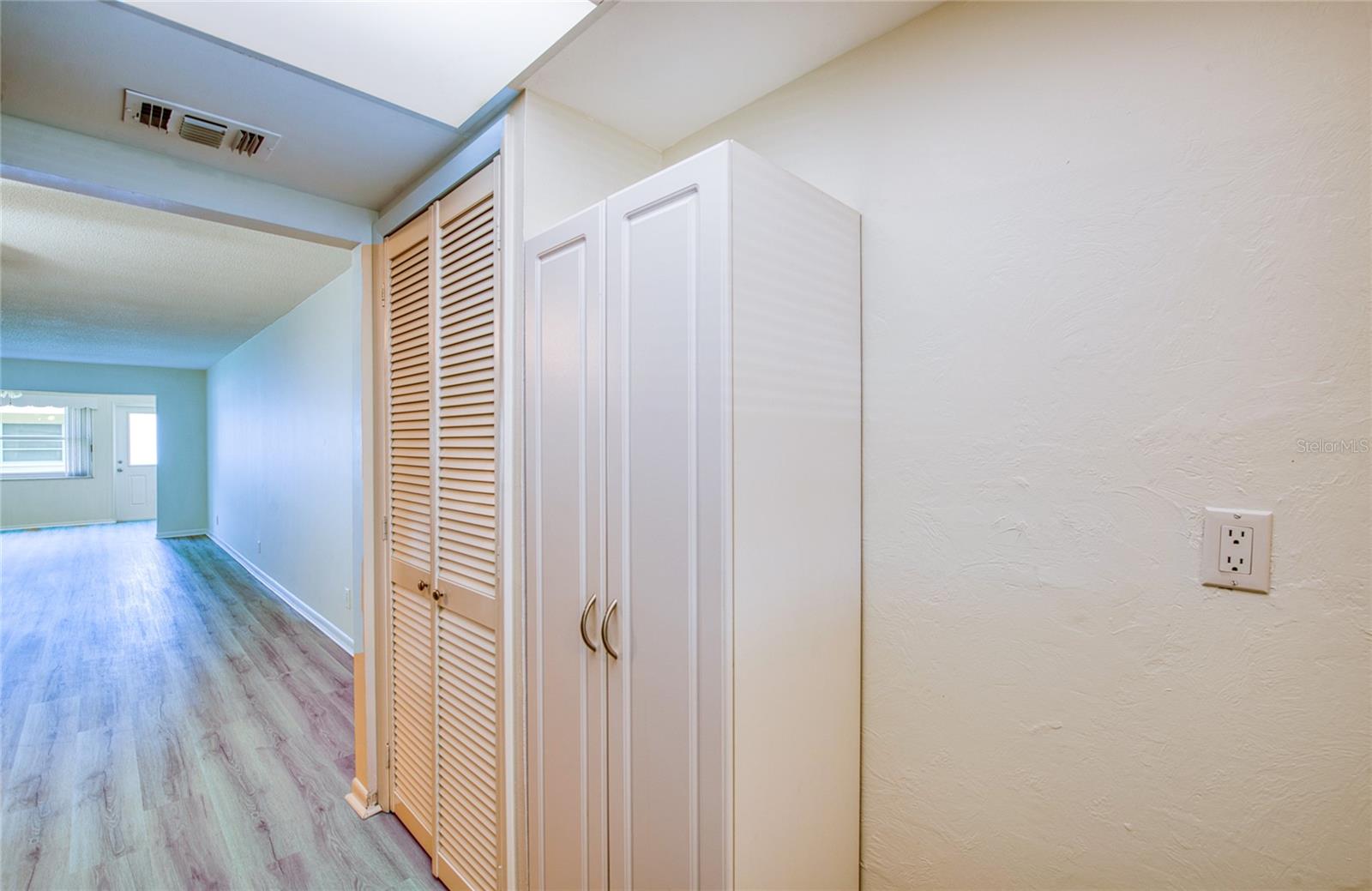 TWIN OAKS APTS - Residential