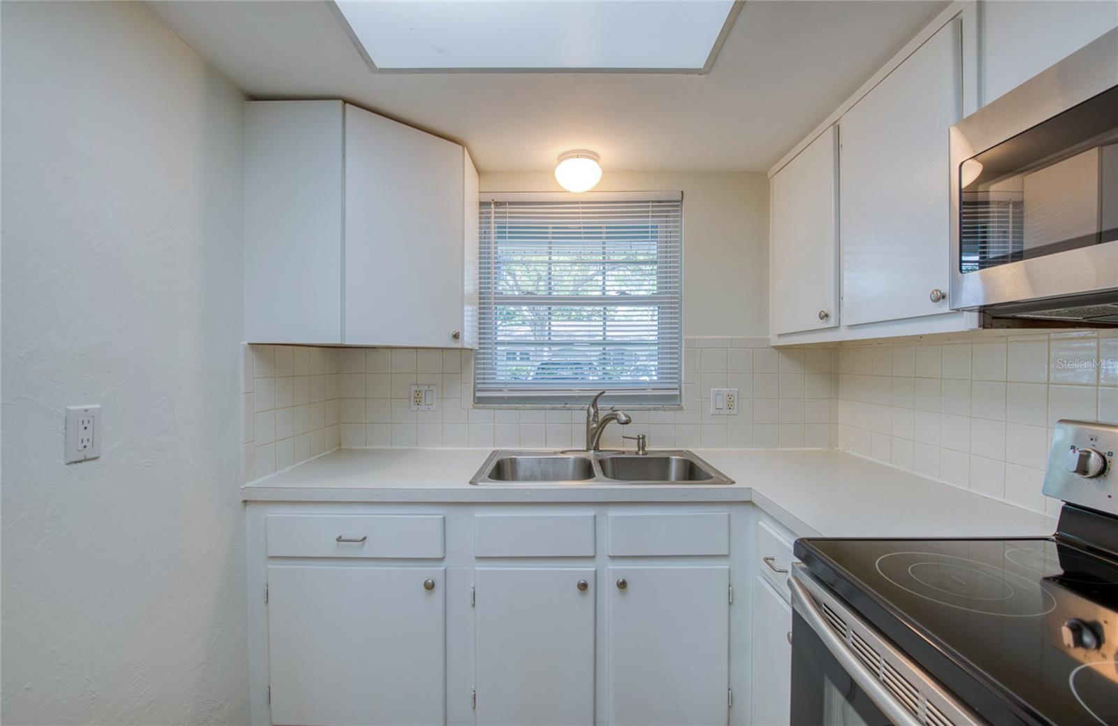 TWIN OAKS APTS - Residential