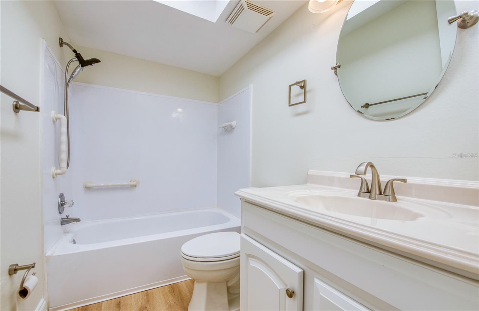 TWIN OAKS APTS - Residential