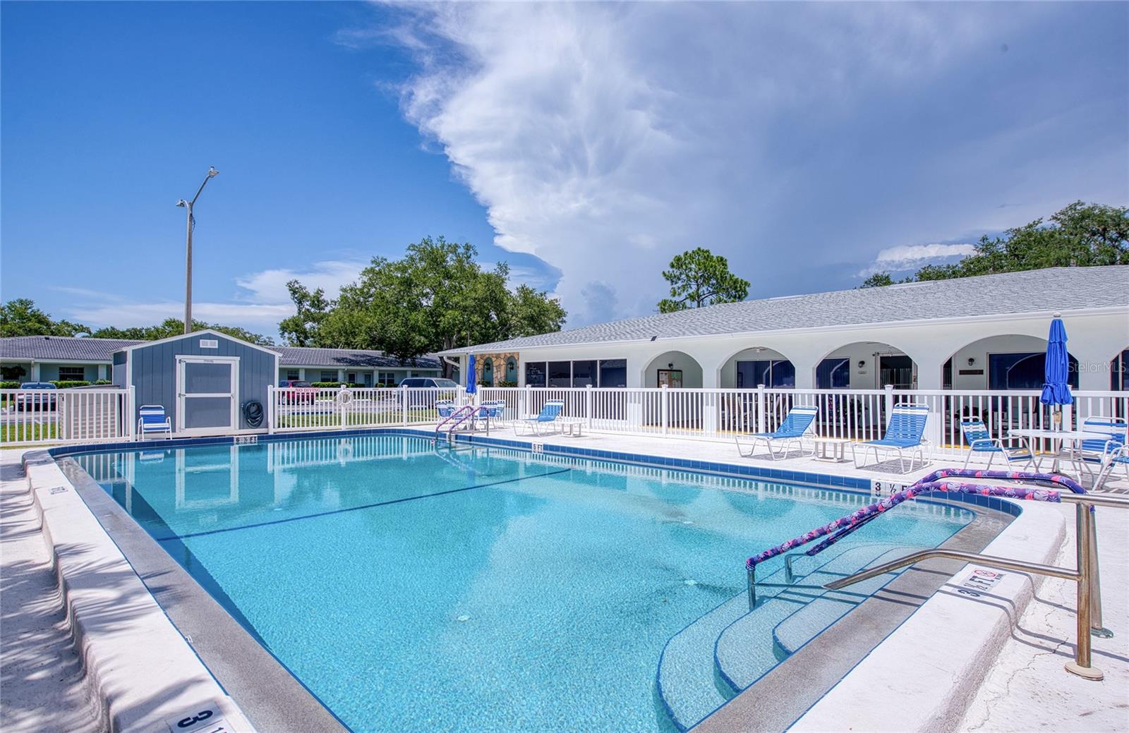 TWIN OAKS APTS - Residential