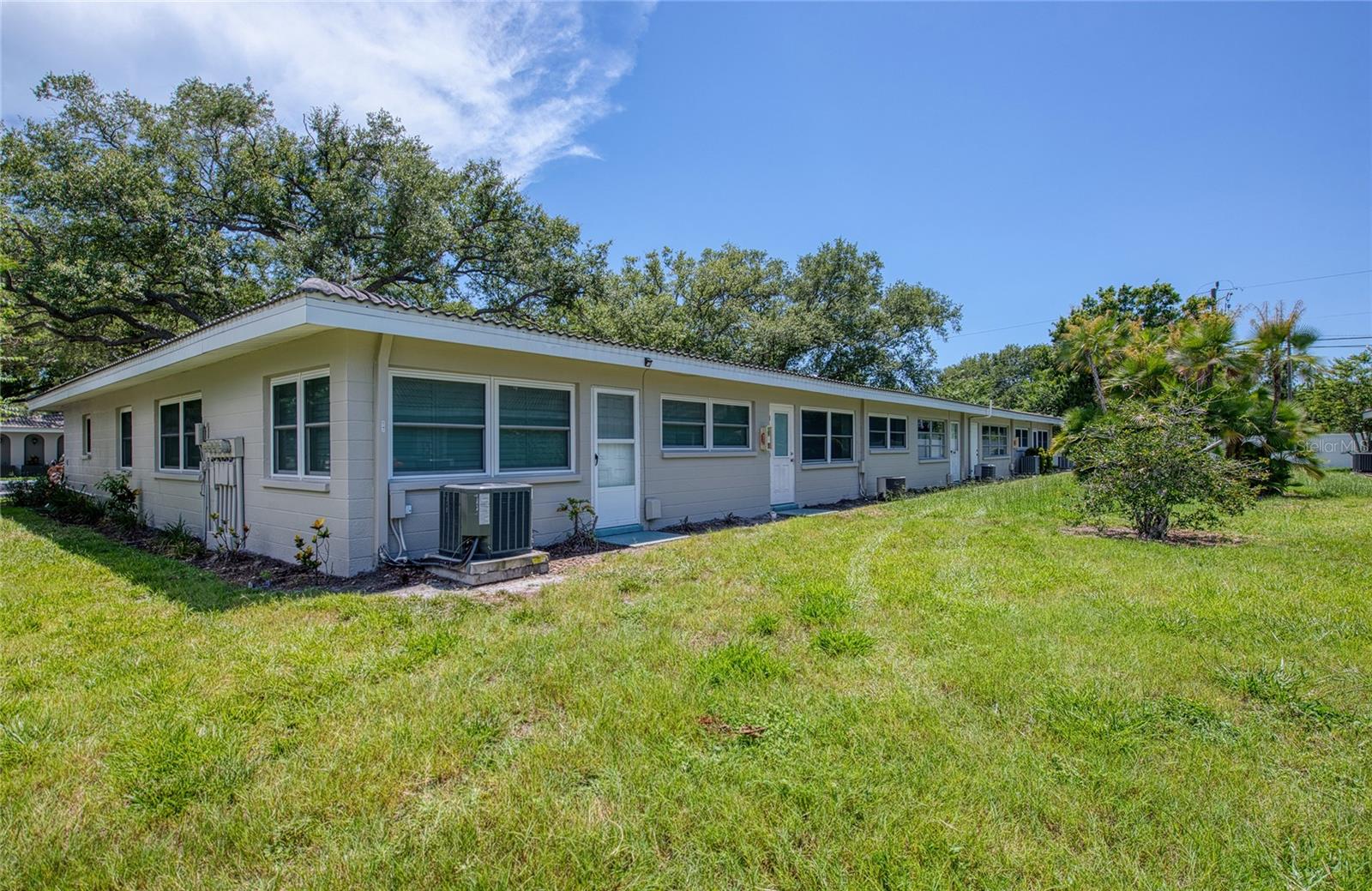 TWIN OAKS APTS - Residential