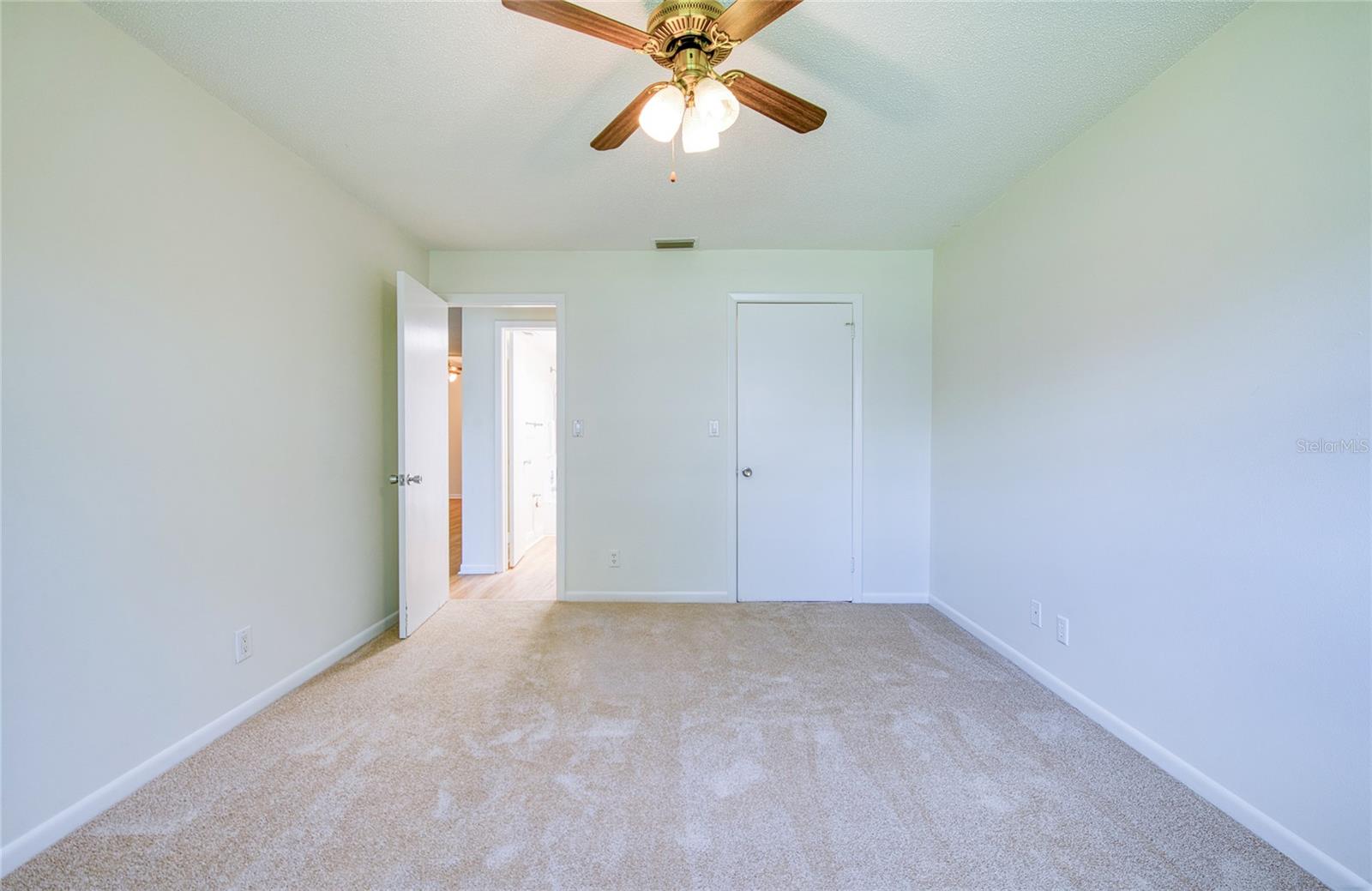 TWIN OAKS APTS - Residential
