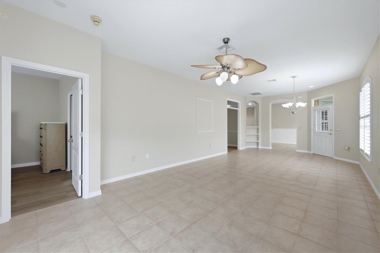 PELICAN POINTE GOLF & CNTRY CL - Residential