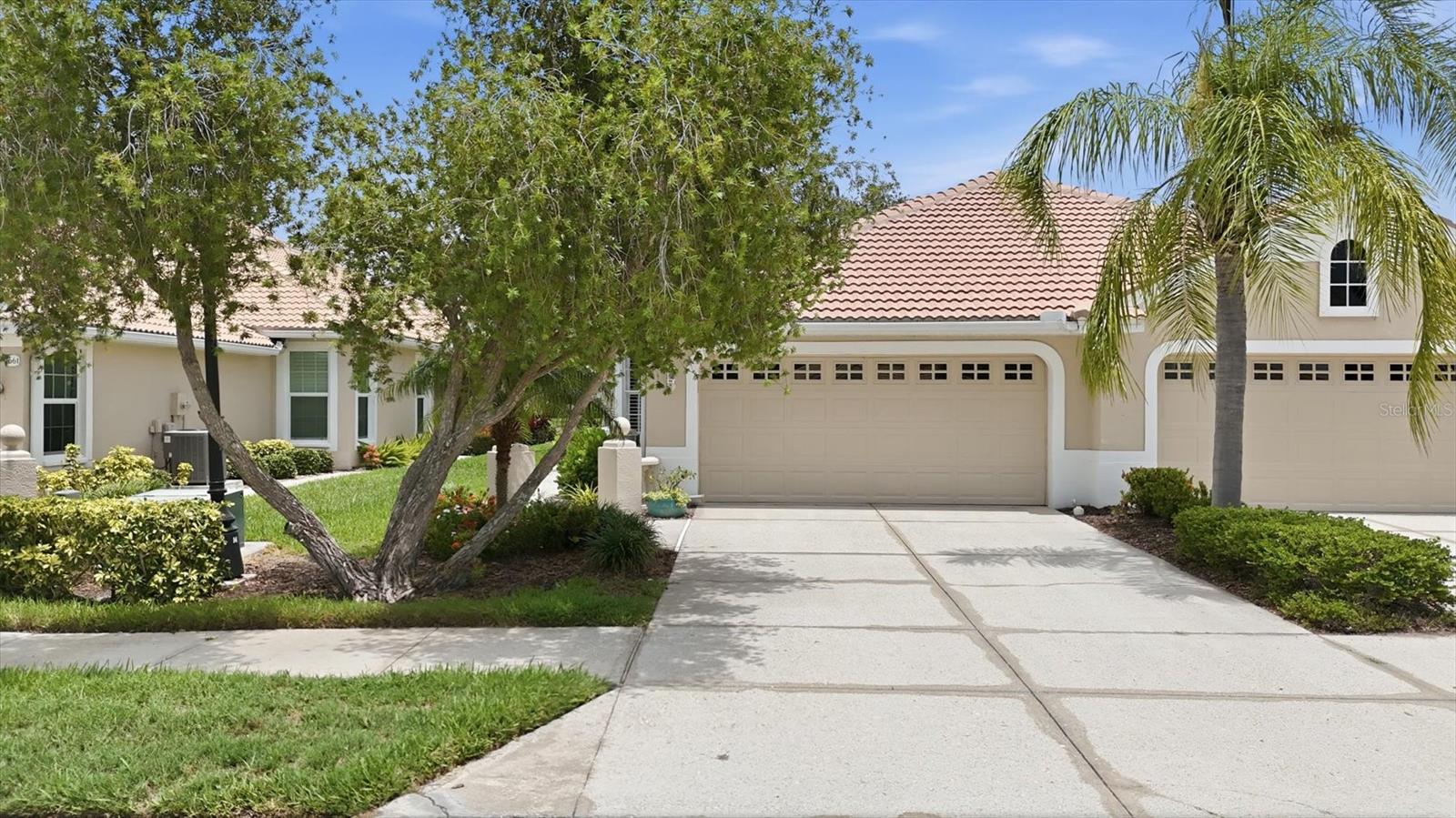 PELICAN POINTE GOLF & CNTRY CL - Residential