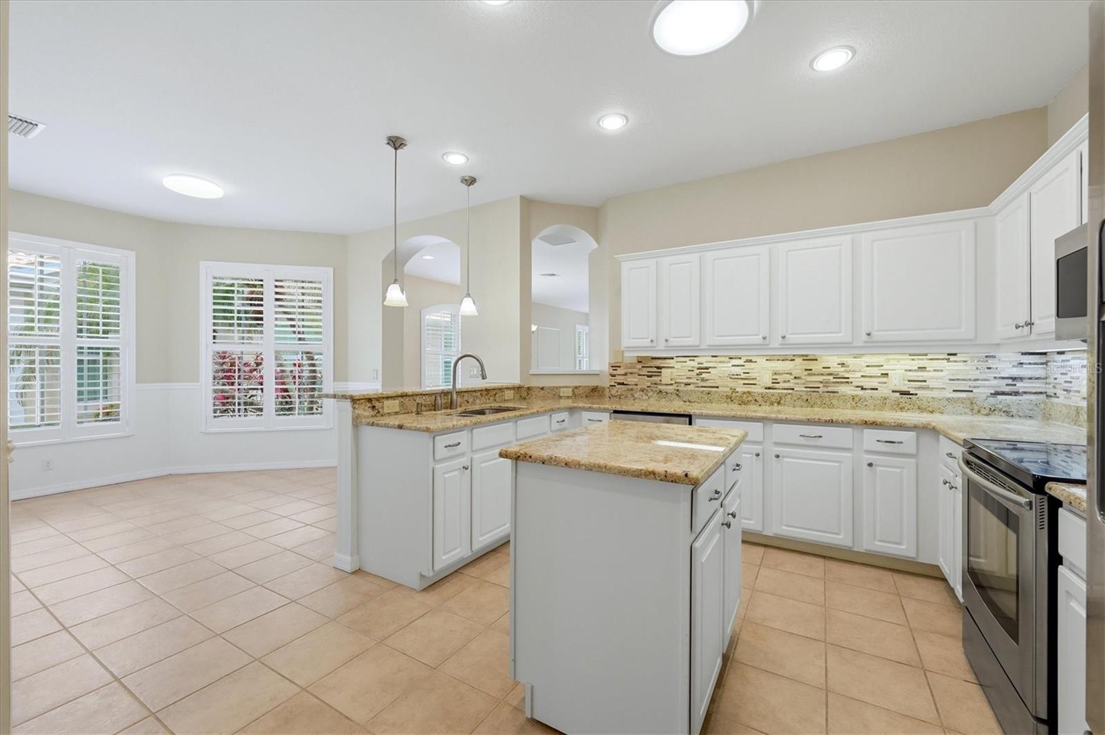 PELICAN POINTE GOLF & CNTRY CL - Residential