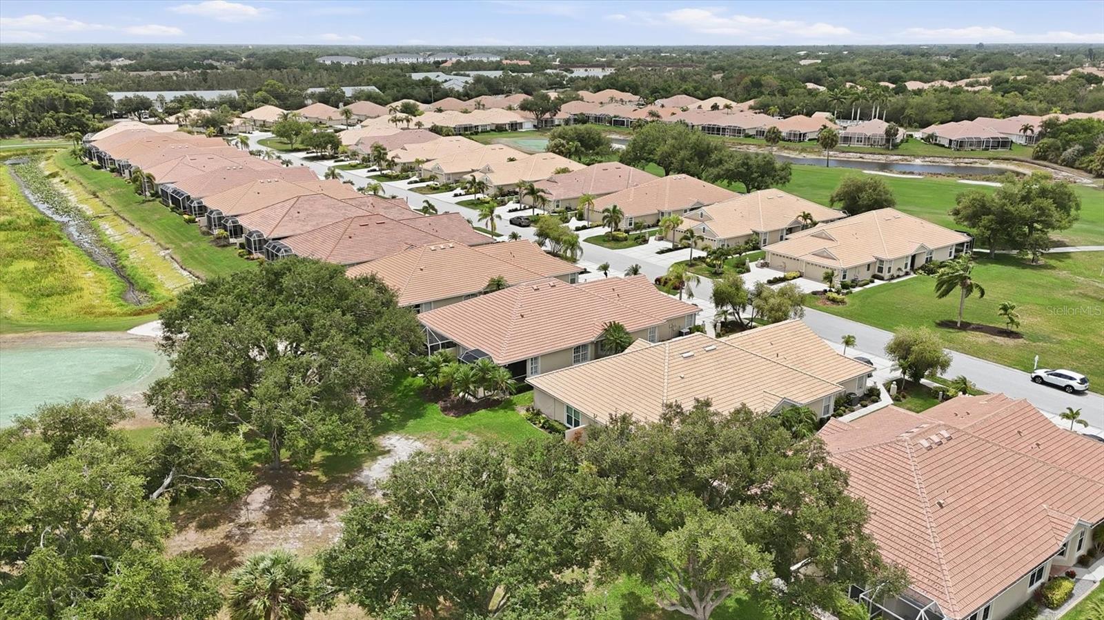PELICAN POINTE GOLF & CNTRY CL - Residential