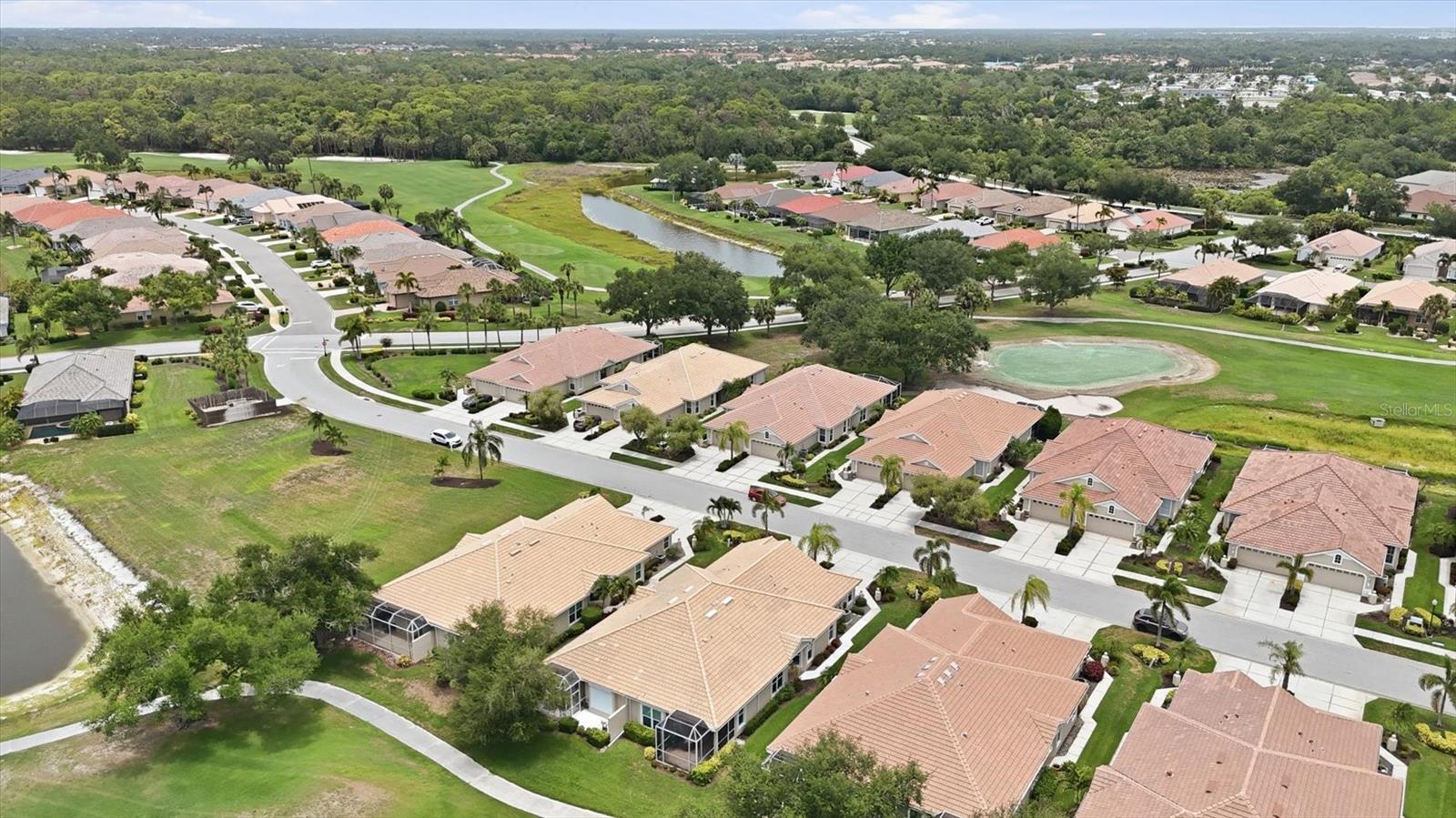 PELICAN POINTE GOLF & CNTRY CL - Residential