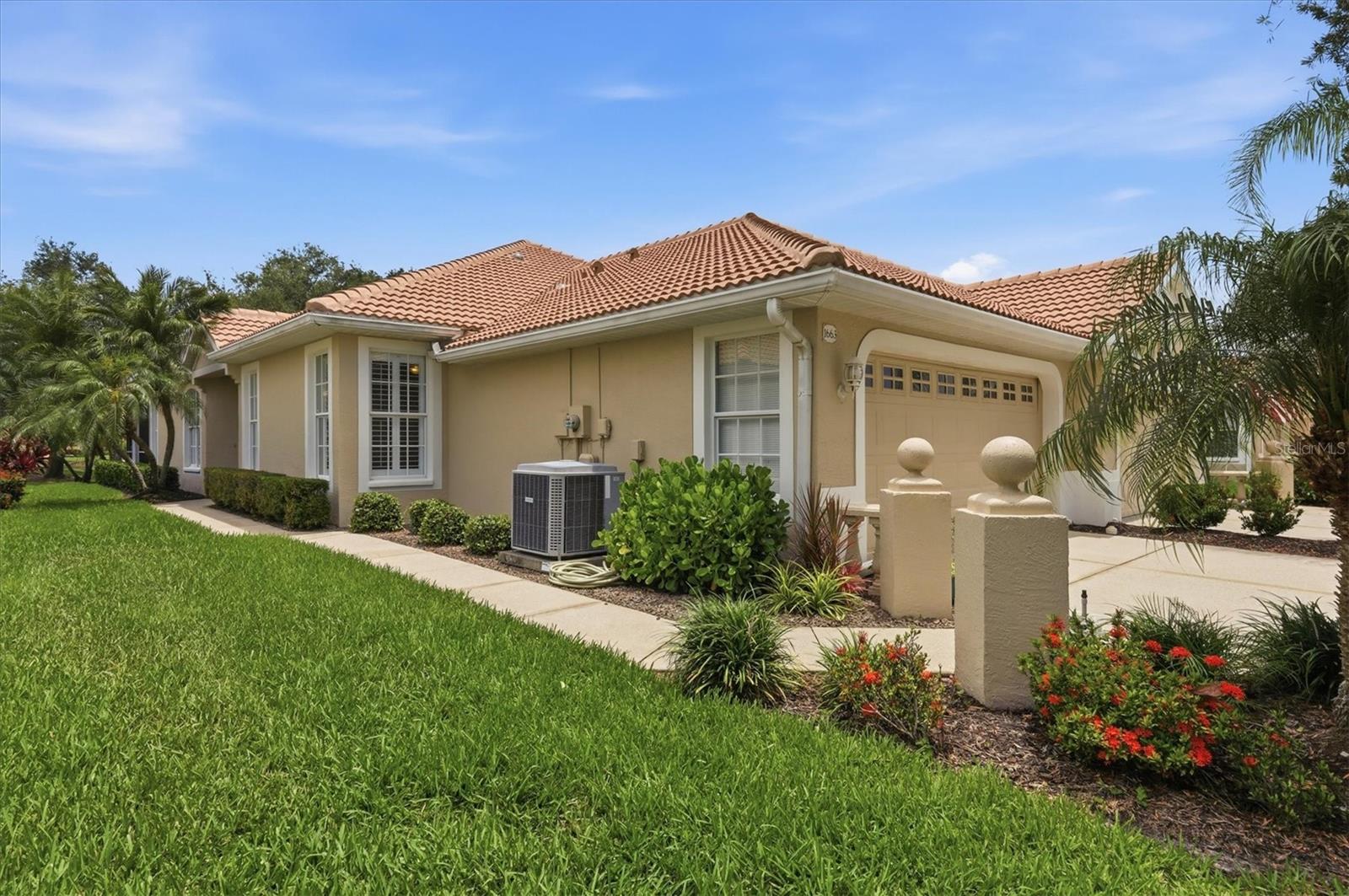 PELICAN POINTE GOLF & CNTRY CL - Residential