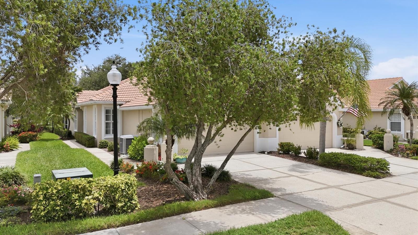PELICAN POINTE GOLF & CNTRY CL - Residential