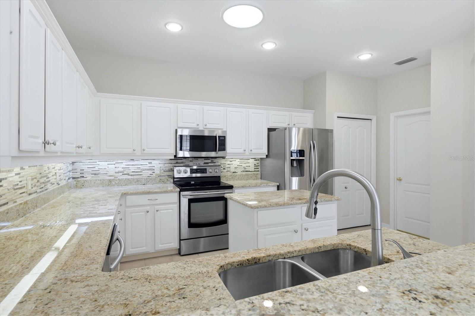PELICAN POINTE GOLF & CNTRY CL - Residential