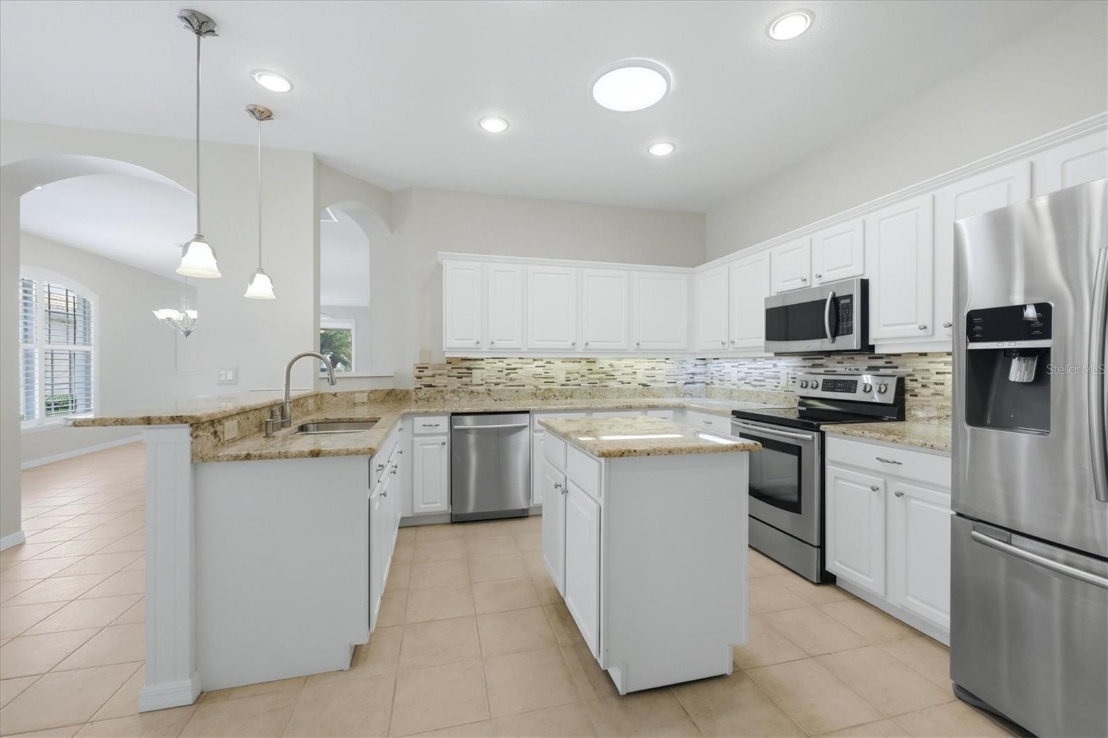 PELICAN POINTE GOLF & CNTRY CL - Residential