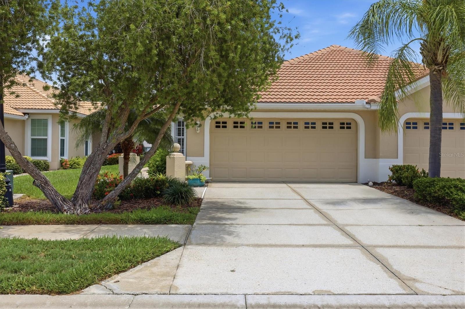 PELICAN POINTE GOLF & CNTRY CL - Residential