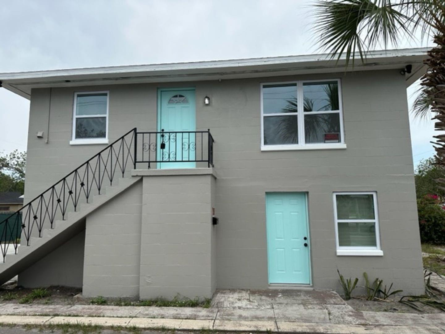 PRICE REDUCED! 2 BED/1 BATH AVAILABLE NOW!
Beautifully updated 2 bedroom, 1 bathroom duplex availbale for immediate move-in. This unit has been freshly painted and includes new wood laminate flooring throughout. Kitchen has new, stainless steel appliances, countertops and cabinets. The bathroom has been updated with new tile and vanity. Centrally located in St. Pete, near Tropicana Field and I-275.