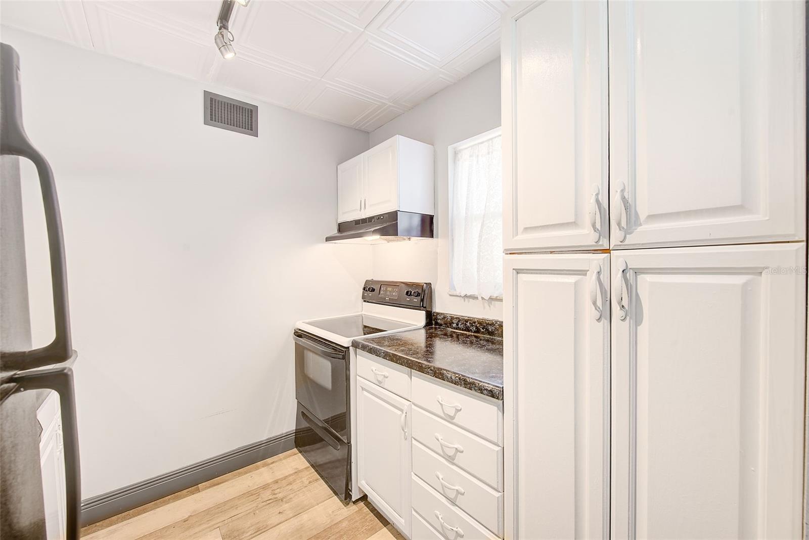 CARROLLBROOK LAKESIDE CONDOMIN - Residential Lease