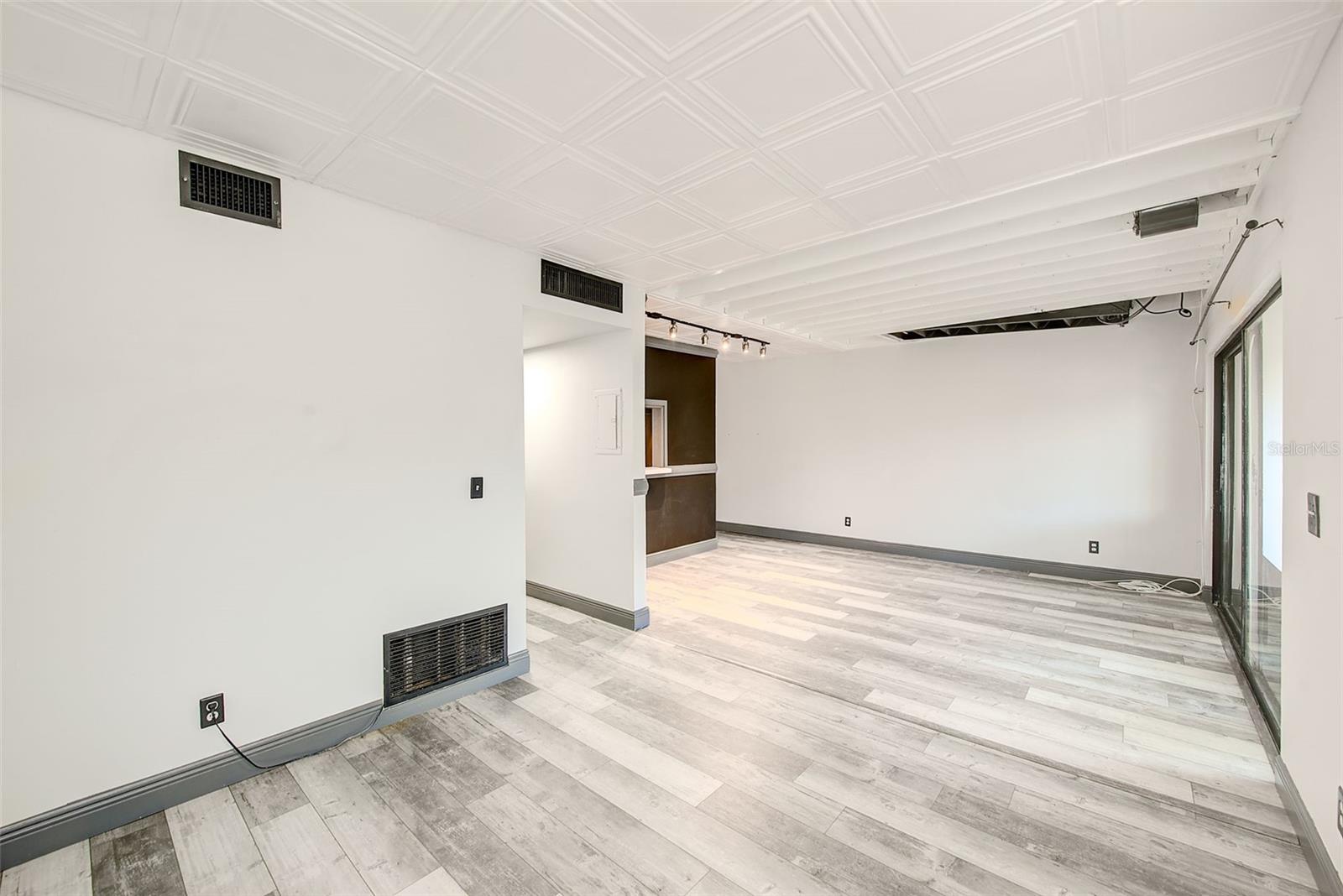 CARROLLBROOK LAKESIDE CONDOMIN - Residential Lease