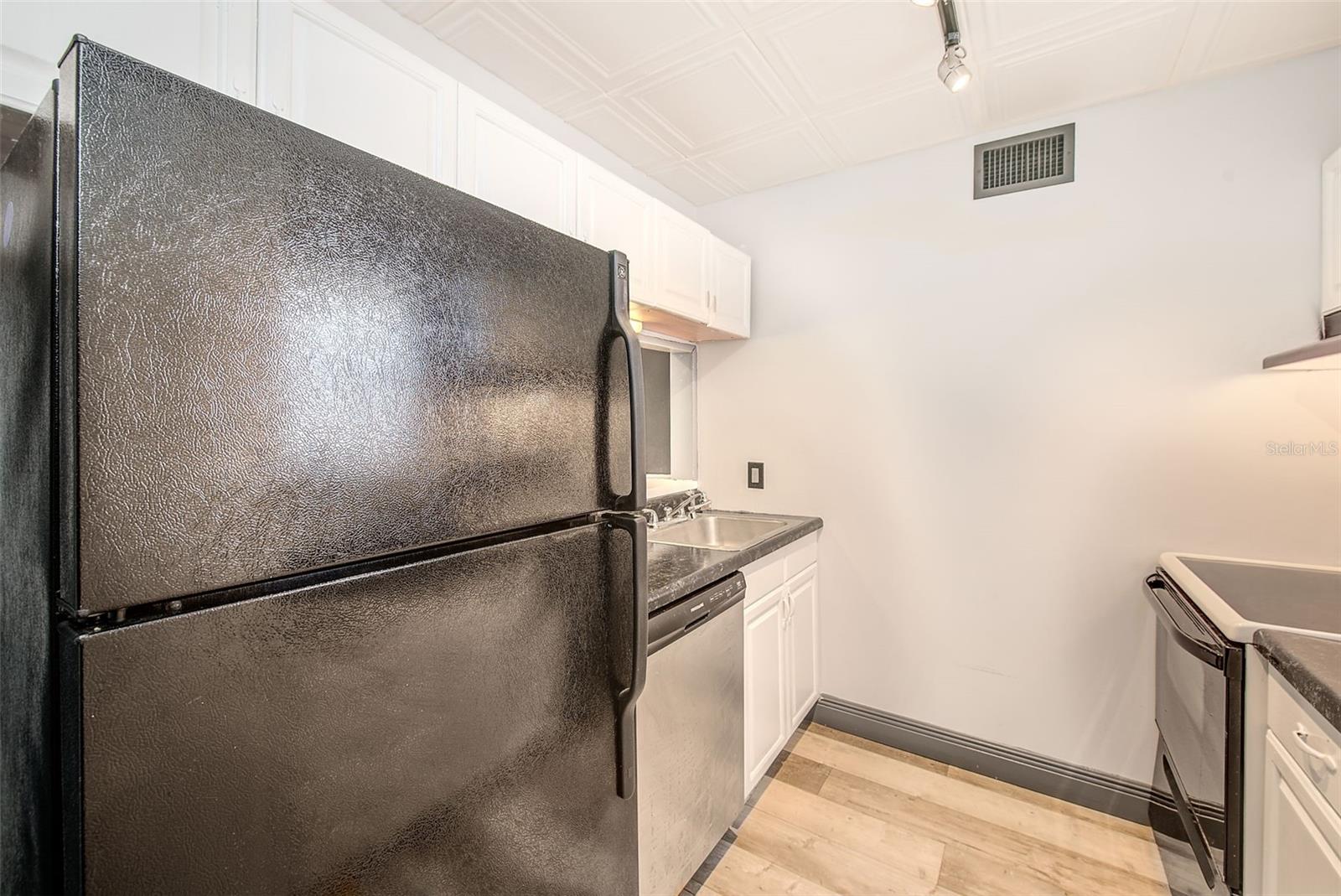 CARROLLBROOK LAKESIDE CONDOMIN - Residential Lease