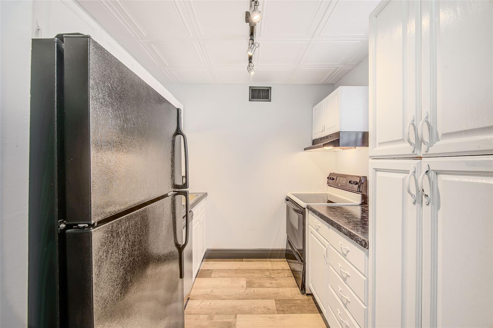 CARROLLBROOK LAKESIDE CONDOMIN - Residential Lease