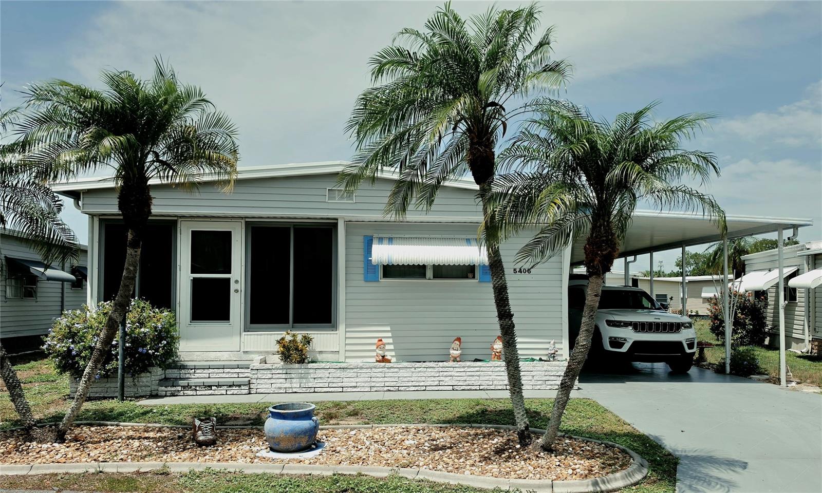 This charming, 2 BR, 2 BA home is conveniently located to Anna Maria Island and Bradenton Beach. A 55+ community that has a community pool, clubhouse and  shuffleboard. Enjoy dipping your toes in the pool or beaching it at one of our world class beaches. UTC Mall is near, the new Mote Sea Aquarium, plenty of shopping and restaurants to live the Florida lifestyle at your fingertips.