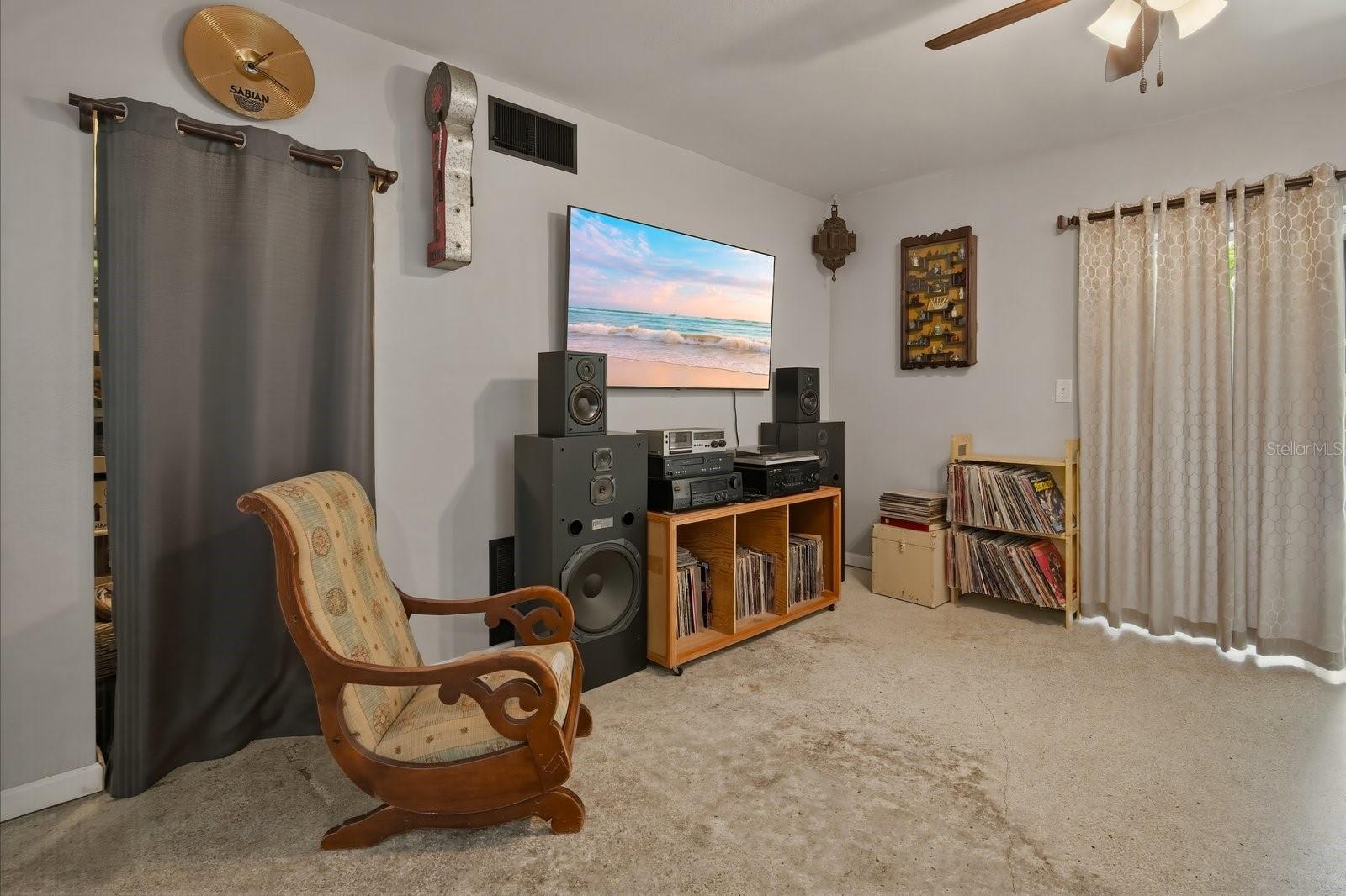 UNIVERSITY SQUARE UNIT 2 - Residential