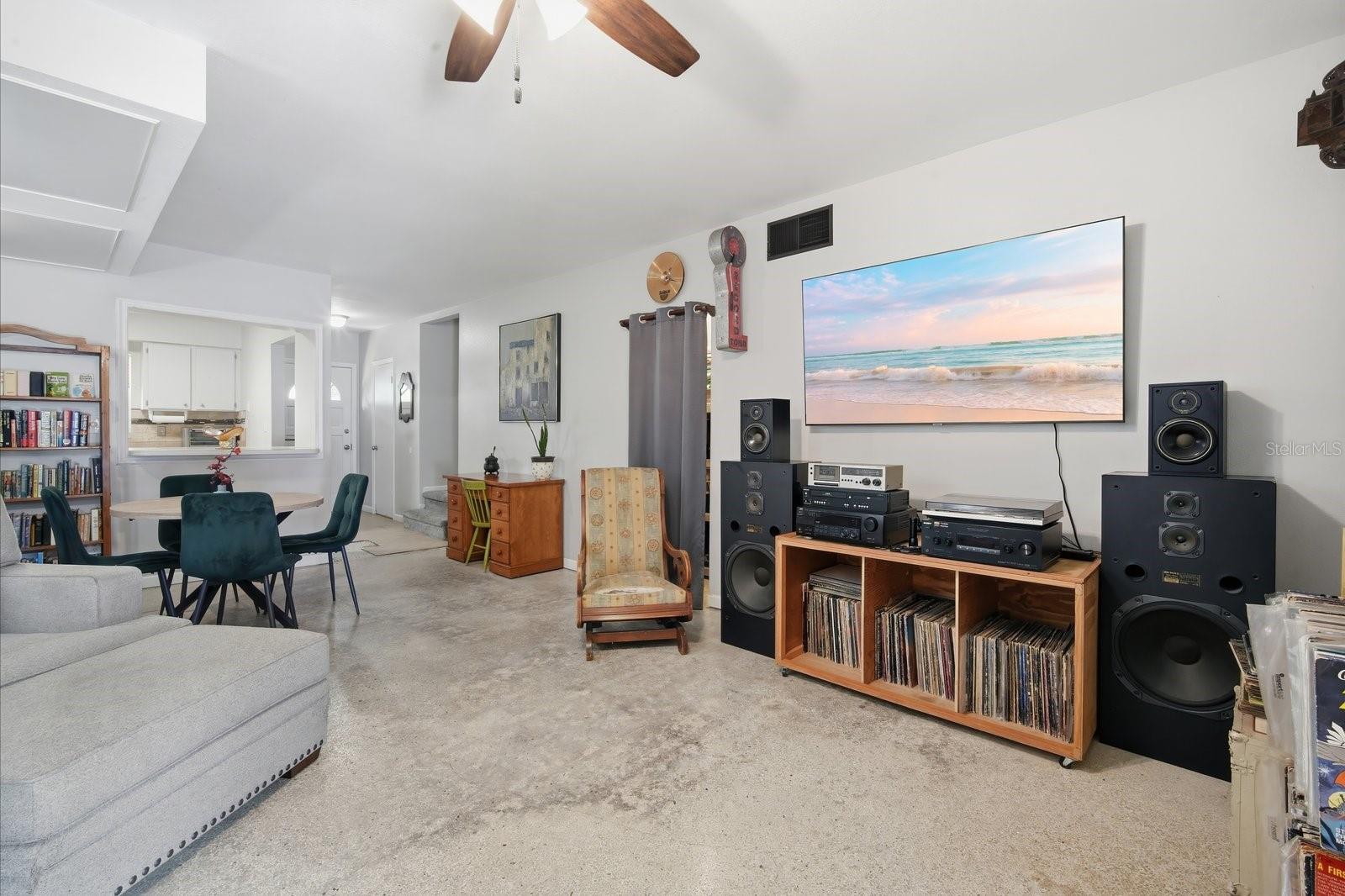 UNIVERSITY SQUARE UNIT 2 - Residential
