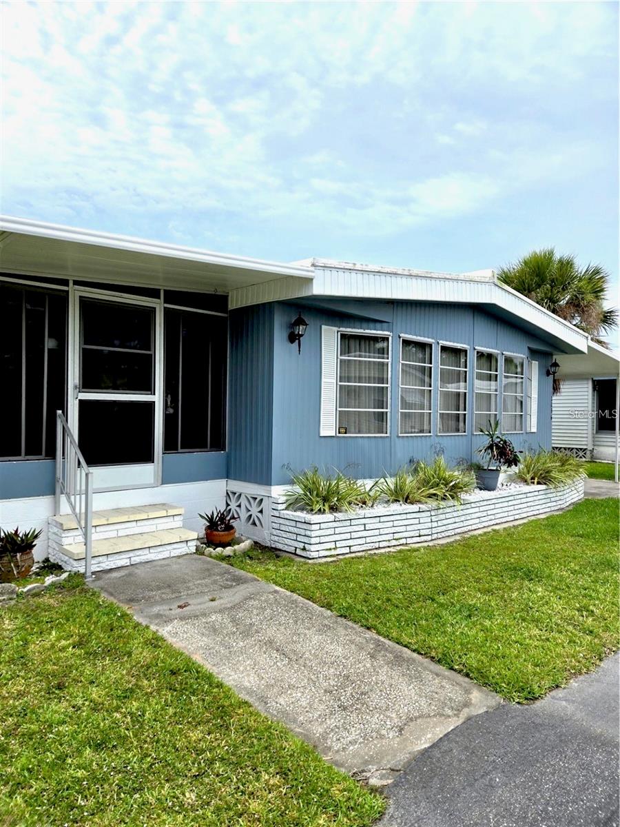 Cute mobile home featuring an updated kitchen with New high-tech stainless appliances, and a giant farmhouse stainless sink. Minutes from world famous Siesta Key and surrounded by your favorite store and restaurants. Lots of storage in the shed/workshop, laundry room, fully covered parking. Other features include Olympic size pool, hot tub shuffleboard courts and lots of fun to be had at the Clubhouse. Seller will hold note. Motivated seller can get a loan on this property as well.