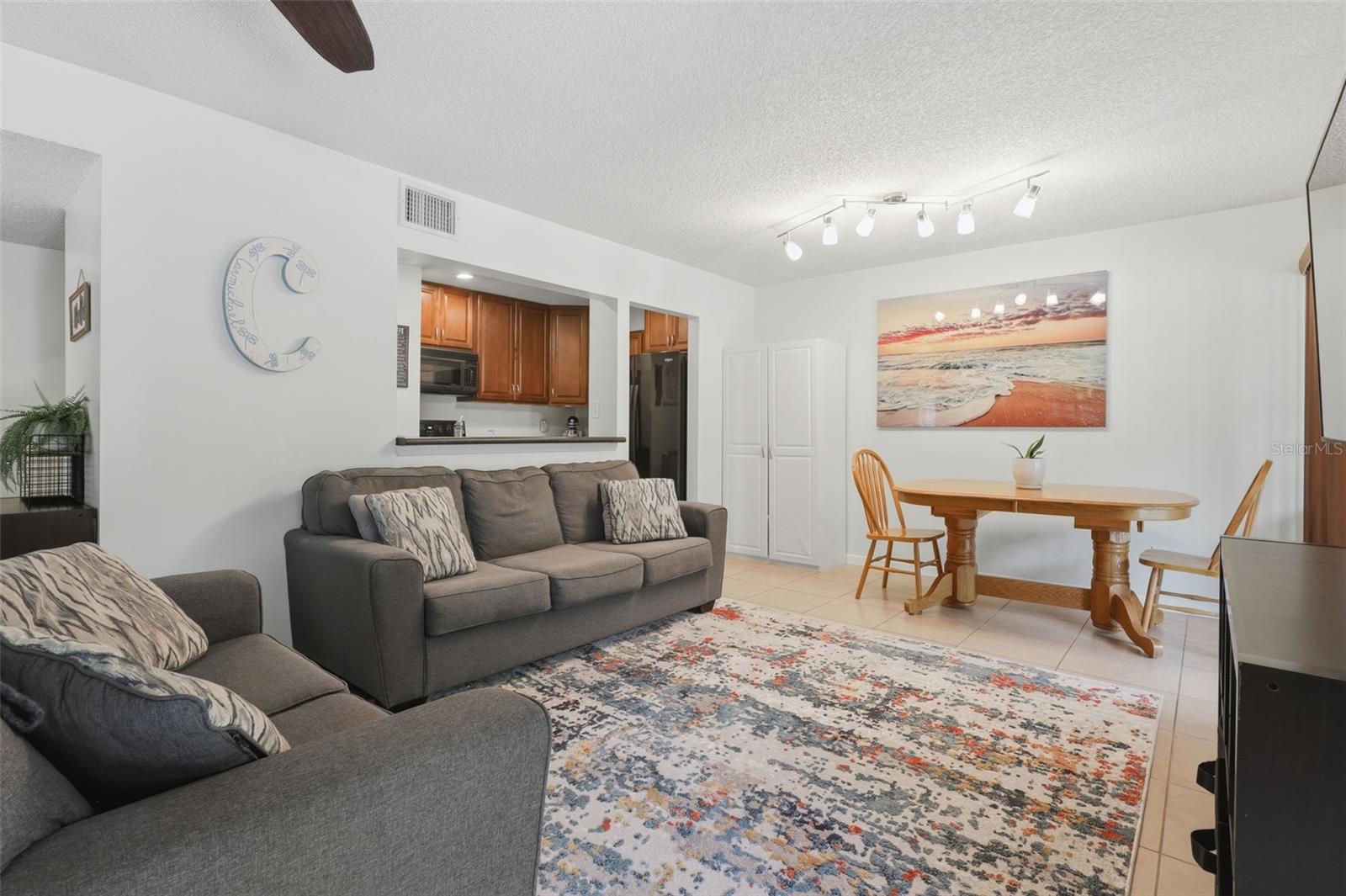 LAKESIDE CONDO APTS - Residential Lease