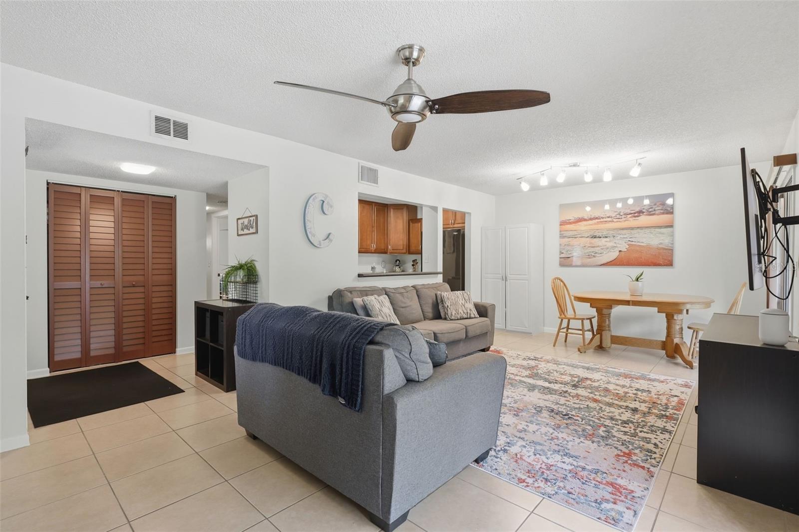 LAKESIDE CONDO APTS - Residential Lease