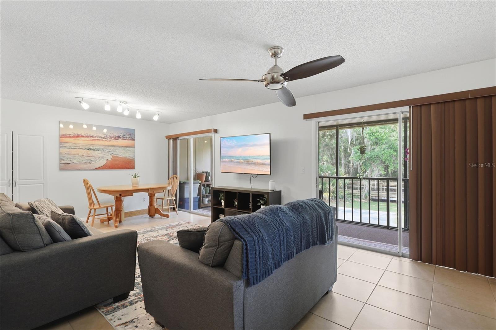LAKESIDE CONDO APTS - Residential Lease
