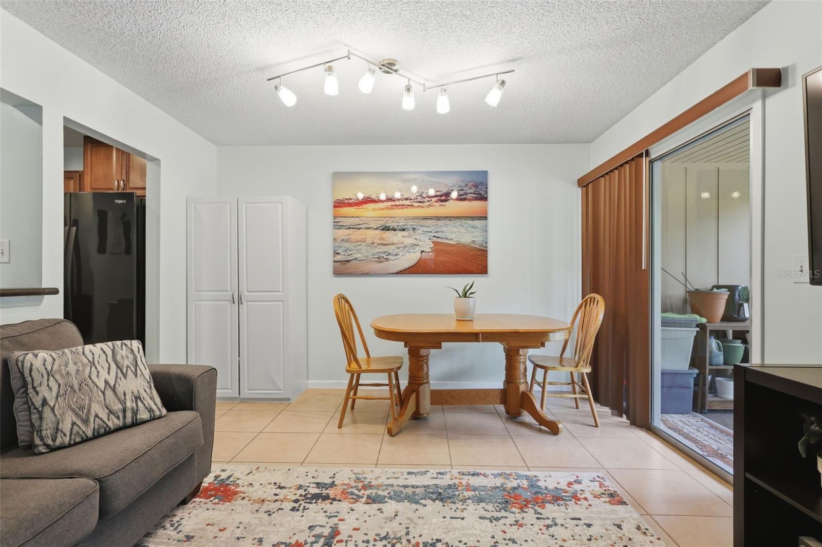 LAKESIDE CONDO APTS - Residential Lease