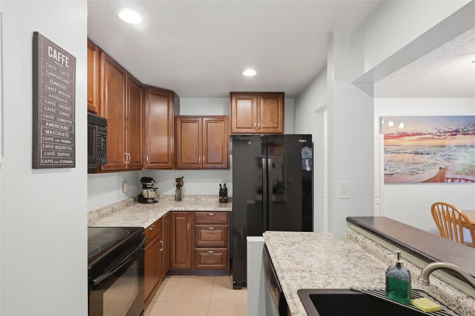 LAKESIDE CONDO APTS - Residential Lease