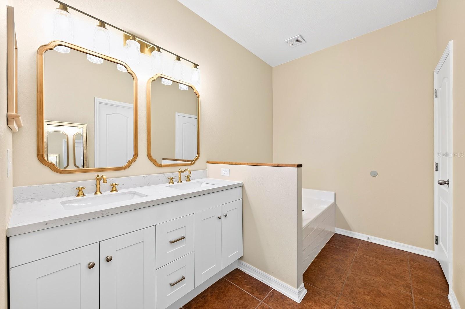 MALLORY SQUARE PH 01 - Residential