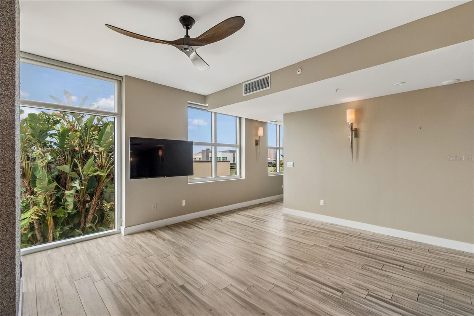 GRAND CENTRAL AT KENNEDY RESID - Residential Lease
