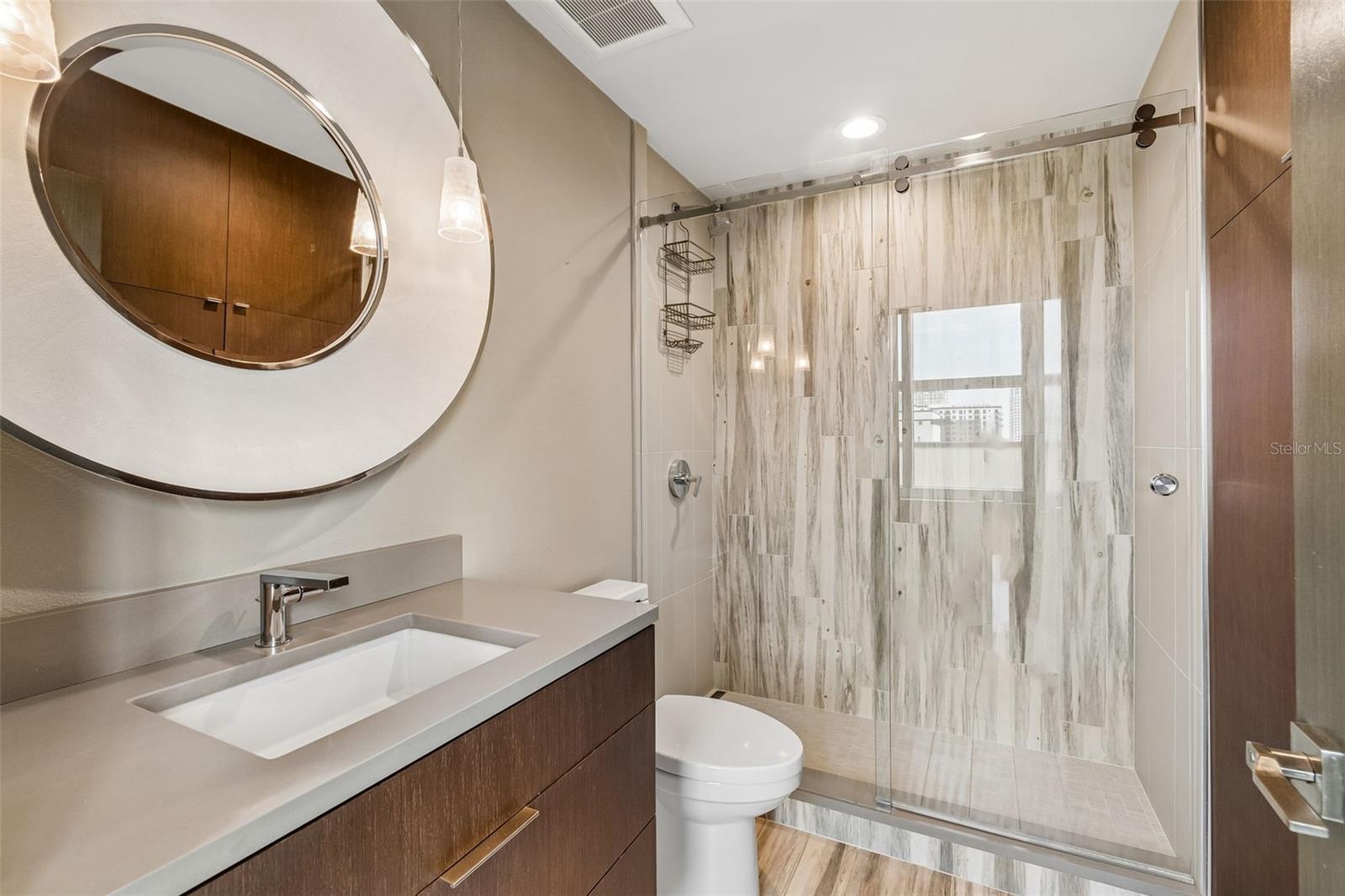 GRAND CENTRAL AT KENNEDY RESID - Residential Lease